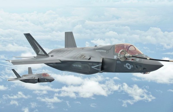 ▲ 공중급유를 받는 F-35. 한국 공군은 2018년부터 이 스텔스 전투기를 인도받는다. ⓒ美록히드 마틴 제공.