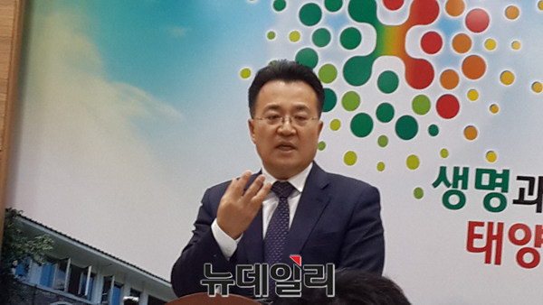 ▲ 충북도 서승우 기획실장이 15일 도청에서 도의회 조사특위에 대한 재의를 요구한다고 밝히고 있다.ⓒ김종혁 기자