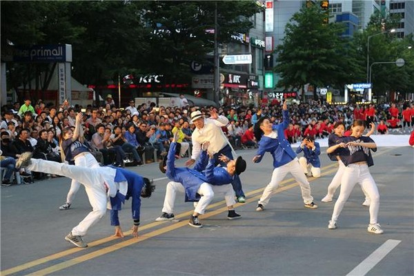 ▲ 올해 축제는 미국 걸스카우트 팀, 러시아 전통무용 팀, 필리핀 힙합댄스 팀 돈주앙, 일본 요사코이 댄스 팀 등 7개의 해외 팀이 참가한다.ⓒ대구시