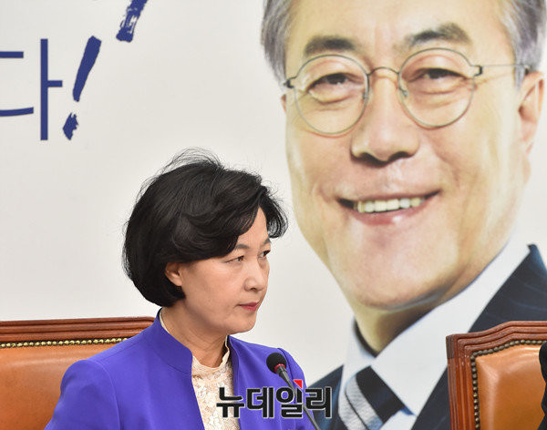 ▲ 추미애 민주당 대표가 15일 최고위원회의를 진행하는 모습. ⓒ이종현 기자