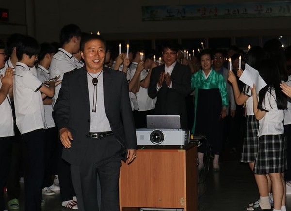 ▲ 15일 스승의 날을 맞아 충북 청주시 양청고 학생들이 만든 LED촛불 터널로 교사들이 입장하고 있다.ⓒ충북교육청