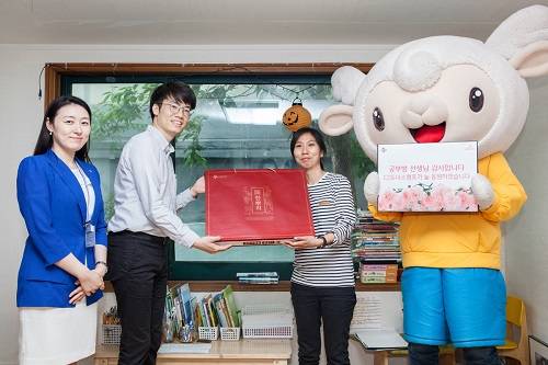 ▲ CJ나눔재단은 스승의날을 맞아 전국 4300여개 공부방 선생님들에게 선물을 증정했다. ⓒCJ