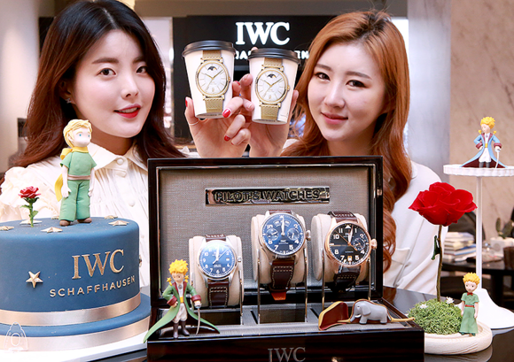 ▲ 현대백화점 압구정본점 2층 'IWC 카페'에서 15일 오전 직원들이 무료 제공되는 음료와 전시되는 시계들을 함께 선보이고 있다. ⓒ현대백화점