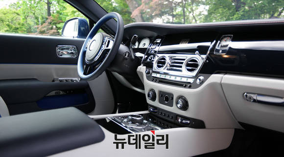 ▲ 롤스로이스 '비스포크 컬렉션 포 코리아' 내부.ⓒ이기륭 기자