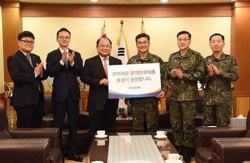 ▲ 효성이 15일 육군 1군단 광개토부대를 위문 방문했다(왼쪽 세 번째 노재봉 효성 지원본부장, 왼쪽 네 번째 서욱 1군단장). ⓒ효성