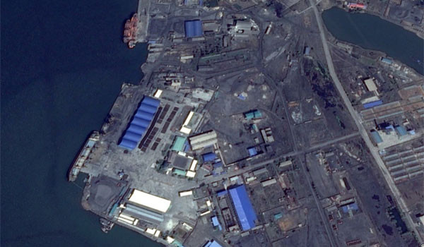 ▲ '미국의 소리' 방송은 지난 4월 22일 '에어버스'社가 인공위성으로 촬영한 북한 대동강변 송림항의 모습을 공개했다. ⓒVOA 관련보도 화면캡쳐-구글어스