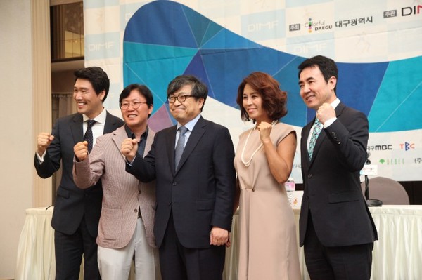 ▲ 이날 사회를 맡은 뮤지컬 배우 성기윤(왼쪽부터), 배성혁 집행위원장, 장익현 이사장, 홍보대사 최정원, 유희성 한국뮤지컬협회 이사장이 화이팅을 외치고 있다.