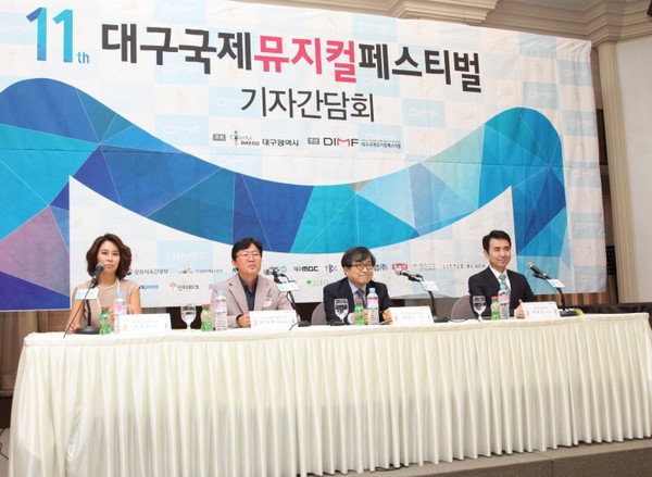 ▲ 이날 사회를 맡은 뮤지컬 배우 성기윤(왼쪽부터), 배성혁 집행위원장, 장익현 이사장, 홍보대사 최정원, 유희성 한국뮤지컬협회 이사장이 화이팅을 외치고 있다.