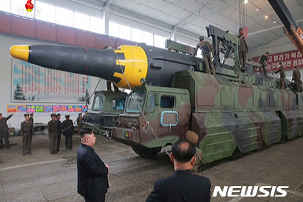 ▲ 北선전매체가 보도한 '화성-12형' 탄도미사일의 발사 준비 장면. ⓒ뉴시스. 무단전재 및 재배포 금지.