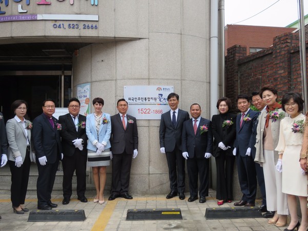 ▲ ‘충남외국인주민통합지원콜센터’가 16일 문을 열고 본격 운영에 들어갔다.ⓒ천안시