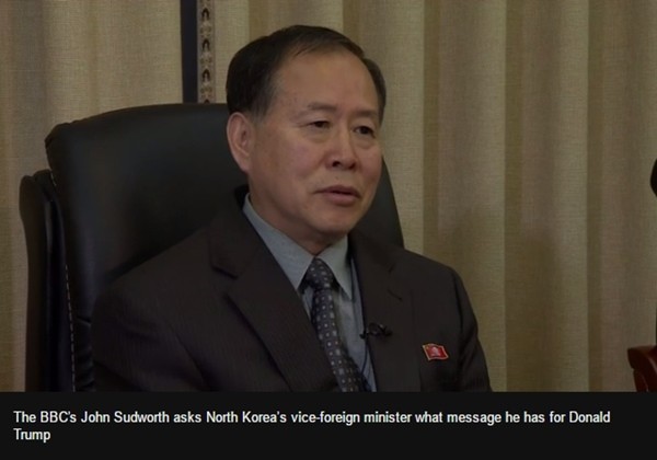 ▲ 英'BBC' 방송과 인터뷰를 진행 중인 한성렬 北외무성 부상.ⓒ英'BBC' 보도영상 화면캡쳐