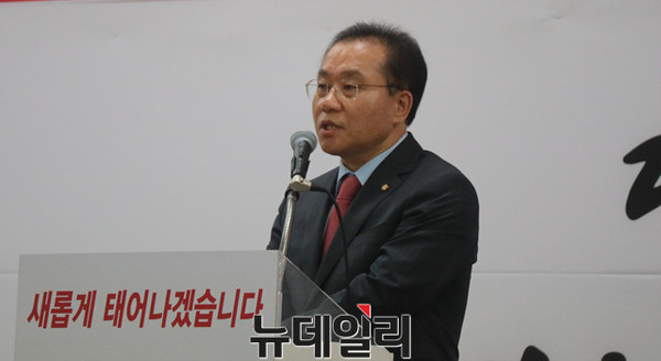 ▲ 윤재옥 한국당 대구시당 위원장이 16일 대구선대위 해단식에서 지역의 사랑을 받는 한국당으로 다시 태어나자고 주장했다.ⓒ뉴데일리