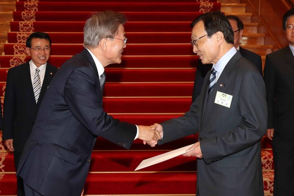 ▲ 문재인 대통령과 이해찬 민주당 의원. ⓒ뉴시스