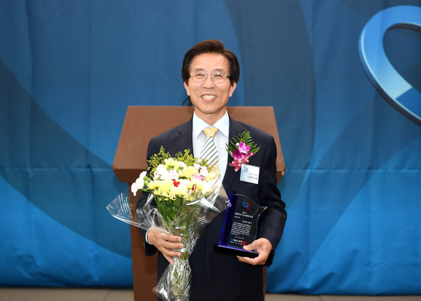 ▲ 고윤환 문경시장이 16일 프레스센터에서 열린 2017 대한민국 가치경영대상에서 대상을 수상했다.ⓒ문경시
