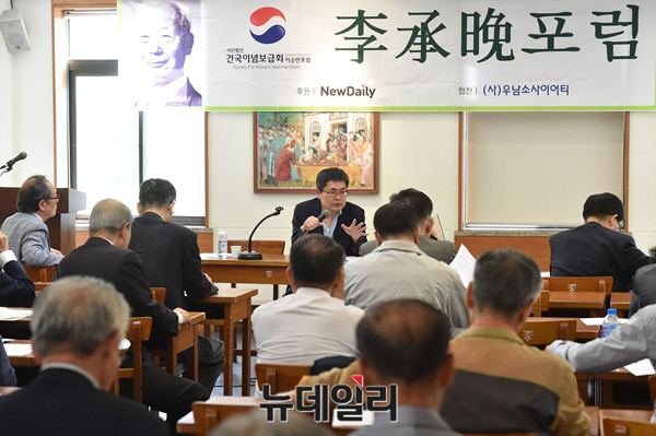 ▲ 오영섭 연세대학교 이승만연구원 연구교수가 16일 프란치스코 교육회관에서 열린 이승만 포럼에서 강연하고 있다. ⓒ뉴데일리 이종현 기자