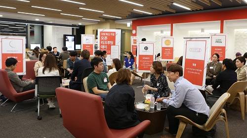 ▲ 소셜 벤처 리크루팅 데이 참가자들이 의견을 나누고 있다. ⓒSK행복나눔재단