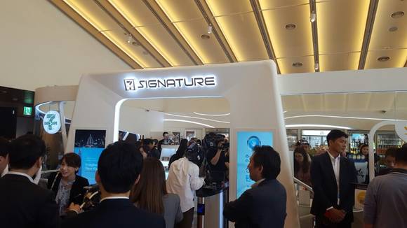 ▲ '핸드페이'를 통해 결제가 가능한 무인 편의점인 세븐일레븐 시그니처 점포가 16일 서울 송파구 잠실동 롯데월드타워 내에 문을 열었다. ⓒ뉴데일리