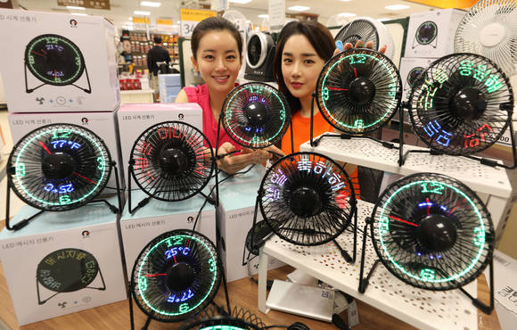▲ 16일 오전 이마트 성수점 가전매장에서 모델들이 LED 메시지 선풍기, LED 시계 선풍기를 선보이고 있다. ⓒ이마트