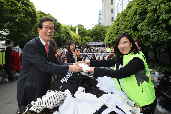 ▲ 이동걸 산업은행 회장이 16일 바자회에서 삼성농아원 엄종숙 원장에게 수익금을 전달하고 있다. ⓒ 산업은행
