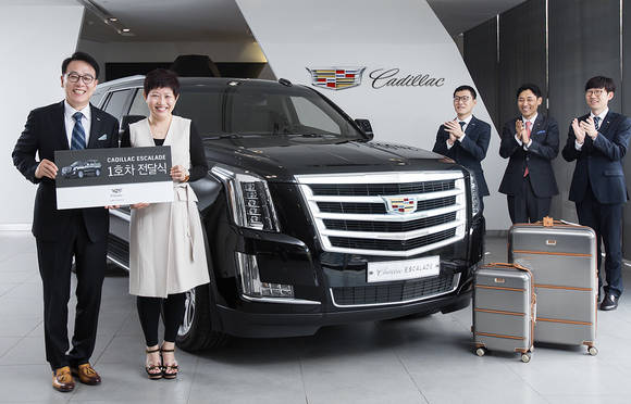 ▲ 캐딜락은 지난 15일 서초전시장에서 초대형 프레스티지 SUV 에스컬레이드의 1호차 전달식을 가졌다고 16일 밝혔다.ⓒ캐딜락