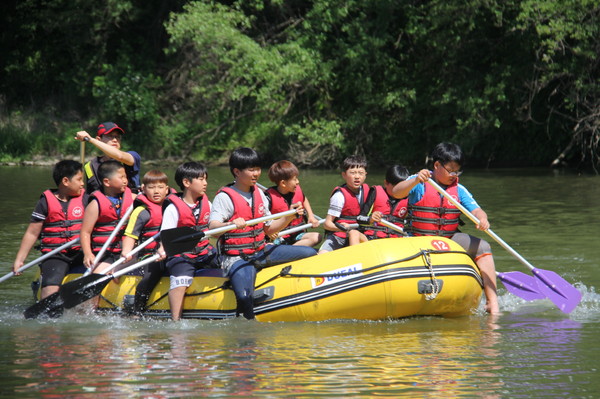 ▲ 충북학생수련원의 래프팅 체험 모습.ⓒ충북교육청