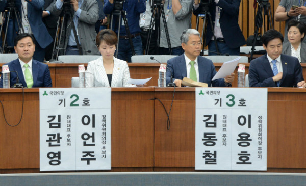 ▲ 국민의당 김동철 원내대표와 이언주 원내수석이 16일 각각 기호 2번과 3번으로 원내대표·정책위의장 경선에서 경쟁하고 있다. 이 경선에서 당선된 김동철 원내대표는 직후 원내수석부대표에 경쟁 상대였던 이언주 의원을 임명해 신선한 충격을 줬다. ⓒ뉴시스 사진DB