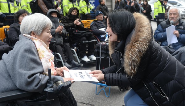 ▲ 제윤경 민주당 의원이 지난 3월 한 장애인 단체 회원과 대화를 나누는 모습. ⓒ뉴시스