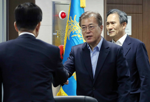 ▲ 문재인 대통령이 지난 14일 북한의 미사일 발사 도발 직후 소집된 국가안전보장회의(NSC) 회의장에 들어서며 한민구 국방장관과 악수하고 있다. 대통령 뒷쪽은 김관진 안보실장이다. ⓒ뉴시스 사진DB