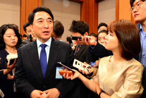 ▲ 청와대 신임 대변인으로 임명된 박수현 전 의원이 16일 청와대에서 취재진의 질문에 답하고 있다. ⓒ뉴시스 사진DB