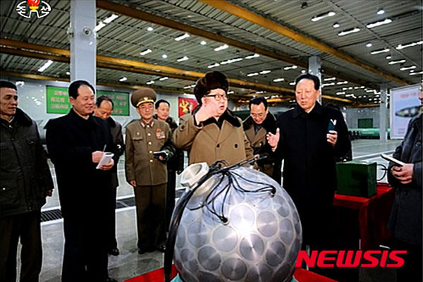 ▲ 2016년 3월 9일 핵무기 공장을 찾은 김정은. 김정은이 집권 후 과학자들에 대한 대우가 매우 좋아졌다고 한다. ⓒ뉴시스. 무단전재 및 재배포 금지.