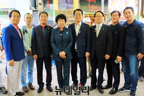 ▲ 서동욱 청장(왼쪽 다섯번째)가 윤순영 대구 중구청장(왼쪽 네번째)를 만나 동성로축제 벤치마킹에 나섰다.ⓒ뉴데일리