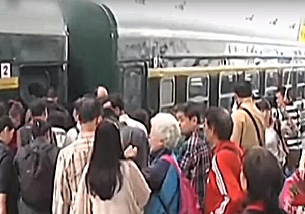 ▲ 최근 북한 당국이 북-중을 오가는 국제열차 승객들의 화물 검사 횟수를 늘려 이들의 불만이 고조되고 있는 것으로 알려졌다. 사진은 단둥-평양 국제열차 관련 '연합뉴스TV' 보도 일부.ⓒ'연합뉴스TV' 보도영상 화면캡쳐