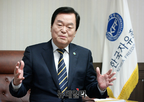 ▲ 인터뷰하는 김경재 자유총연맹 총재. ⓒ 사진 뉴데일리 이기륭 기자