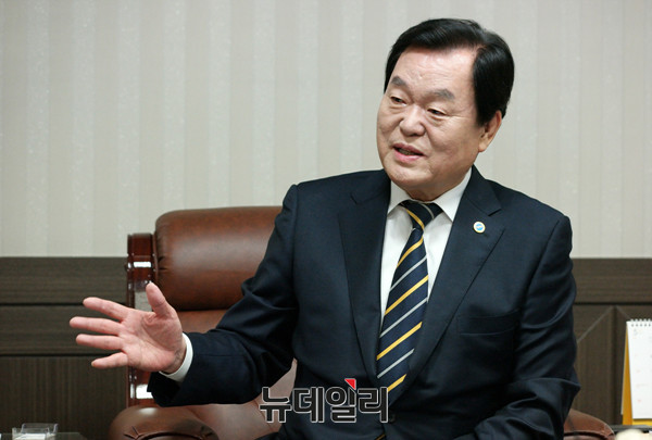 ▲ 김경재 자유총연맹 총재가, 15일 오후 연맹 본부에서 인터뷰를 갖고, 자신이 구상해 온 자유통일 정책을 설명하고 있다. ⓒ 사진 뉴데일리 이기륭 기자