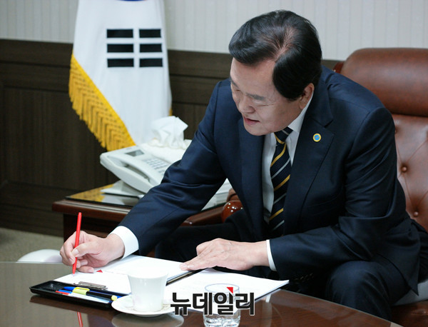 ▲ 김경재 총재는 인터뷰를 통해, 문재인 대통령이 성공한 대통령으로 역사에 남기 위해서는 “절대로 북한의 전략전술에 휘말려서는 안 된다”고 강조했다. ⓒ 사진 뉴데일리 이기륭 기자