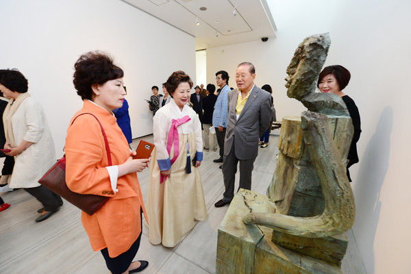 ▲ 한복을 차려입은 남성희 총장이 17일 인당뮤지엄에서 열린 전시회에서 클링에 작품을 감상하고 있다.ⓒ대구보건대