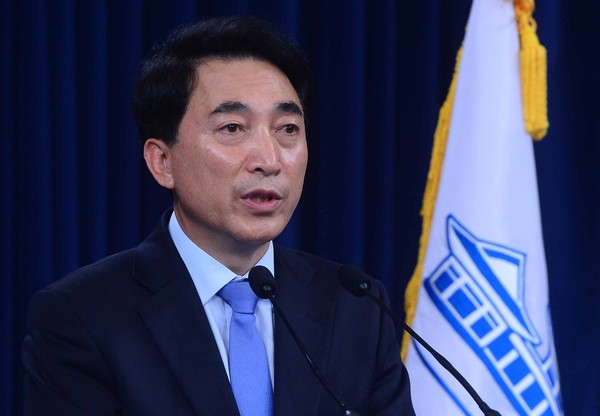 ▲ 박수현 청와대 대변인이 17일 청와대 춘추관 대브리핑실에서 공직기강비서관, 공정거래위원장, 보훈처장 인사와 관련 브리핑을 하고 있다. ⓒ뉴시스 사진DB