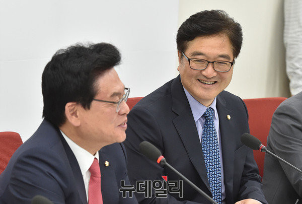 ▲ 우원식 민주당 원내대표가 17일 정우택 자유한국당 원내대표를 예방한 모습. ⓒ이종현 기자