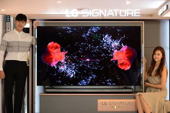 ▲ LG전자가 77형 LG 시그니처 올레드 TV W를 국내 시장에 출시한다고 17일 밝혔다. ⓒLGE