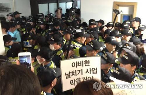 ▲ 지난해 7월 '평생교육 단과대학 지원사업' 선정에 반발하며 서울 서대문구 이화여자대학교 본관을 점거한 이화여대 학생들이 건물에 진입한 경찰들과 대치하고 있다. ⓒ연합뉴스