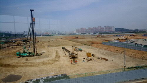 ▲ 한강메트로자이 견본주택 내 3층 전망대에서 바라본 공사현장 모습. = 박지영 기자