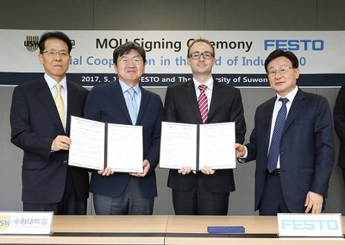 ▲ 17일 경기 화성시 수원대학교에서 열린 '산학협력 협약식'에서 대학 및 훼스토 관계자 등이 기념사진을 촬영하고 있다. ⓒ수원대