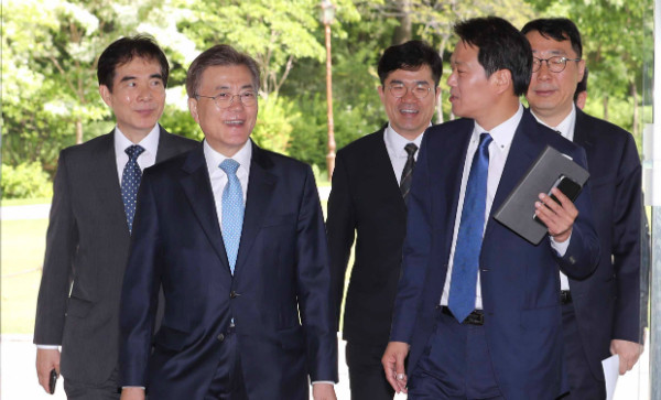 ▲ 문재인 대통령이 15일 청와대 여민관 집무실로 출근하고 있다. 문재인 대통령 오른편 뒷줄의 인사가 이번에 새로 제1부속비서관에 내정된 송인배 전 선대위 수행총괄팀장이다. ⓒ뉴시스 사진DB