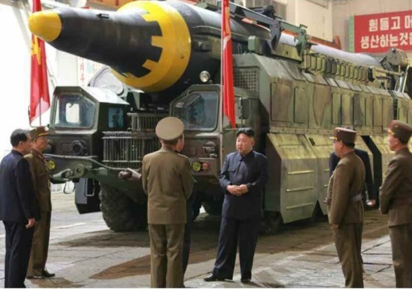 ▲ 북한은 지난 14일 오전 5시 27분 '화성-12형'이라는 탄도미사일을 발사했다. 사진은 발사 전 기지에 간 김정은의 모습. ⓒ北선전매체 화면캡쳐.