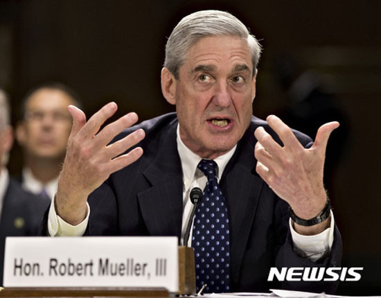 ▲ 美법무부가 트럼프 대통령의 대선캠프와 러시아 정부 간의 공모사실을 조사할 특별검사로 로버트 뮬러 前FBI 국장을 임명했다. 사진은 2013년 6월 美의회 청문회 출석 당시 모습. ⓒ뉴시스. 무단전재 및 재배포 금지.
