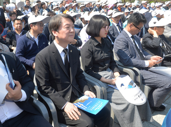 국민의당 안철수 전 대표가 18일 광주 국립 5·18 민주묘지에서 열린 제37주년 5·18 민주화운동 기념식에서 일반시민석에 앉아 있다. ⓒ뉴시스 사진DB