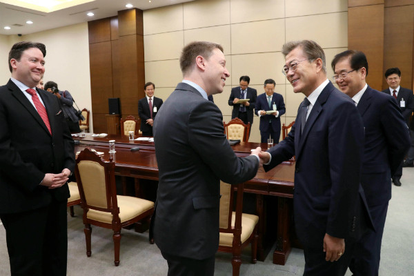 ▲ 문재인 대통령이 16일 청와대 여민관 회의장을 방문해, 매튜 포틴저 미국 백악관 국가안전보장회의 아시아담당 선임보좌관과 악수를 나누고 있다. ⓒ뉴시스 사진DB