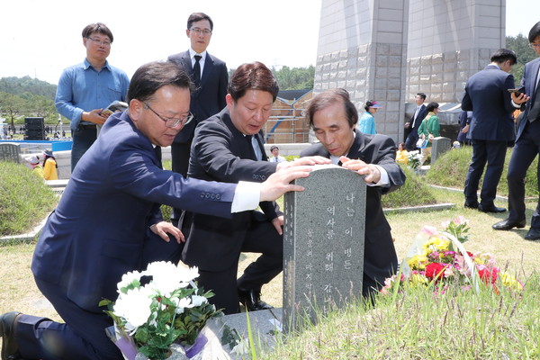 ▲ 권영진 대구시장(중간)이 18일 국립 5.18 민주묘지에서 김부겸 의원(왼쪽)과 노동일 전 경북대 총장과 함께 현장을 찾았다.ⓒ대구시