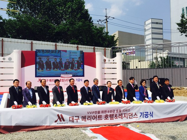 ▲ ‘대구 메리어트 호텔&레지던스’ 기공식이 18일 김연창 대구시경제부시장, 이노수 대구메리어트호텔&레지던스 회장, 강대식 동구청장 등과 지역민이 참석한 가운데 개최됐다.ⓒ대구메리어트 제공