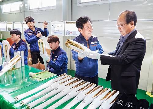 ▲ ㈜한화 최양수 대표이사가 제일정밀㈜ 조립공실을 찾아 직접 현장 진행 사항을 확인하고 있다. ⓒ한화